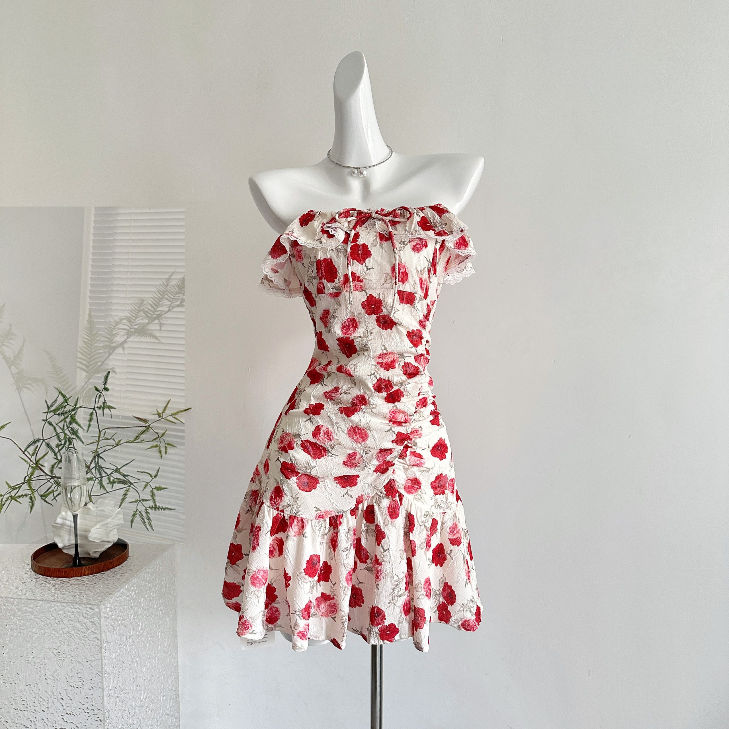 Retro Red Floral Print Dress with Puff Sleeves for Summer 2025 - Image 2