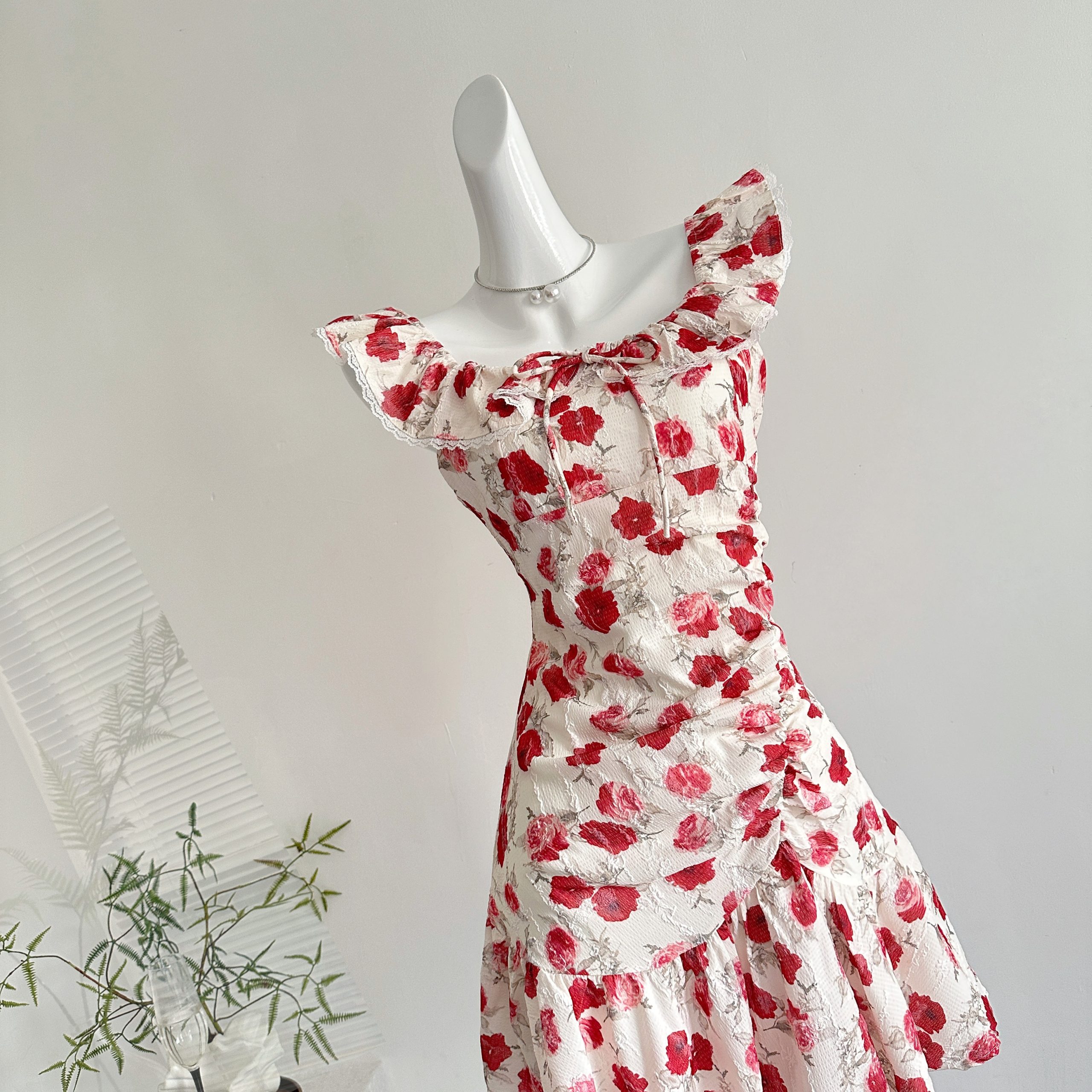 Retro Red Floral Print Dress with Puff Sleeves for Summer 2025 - Image 3