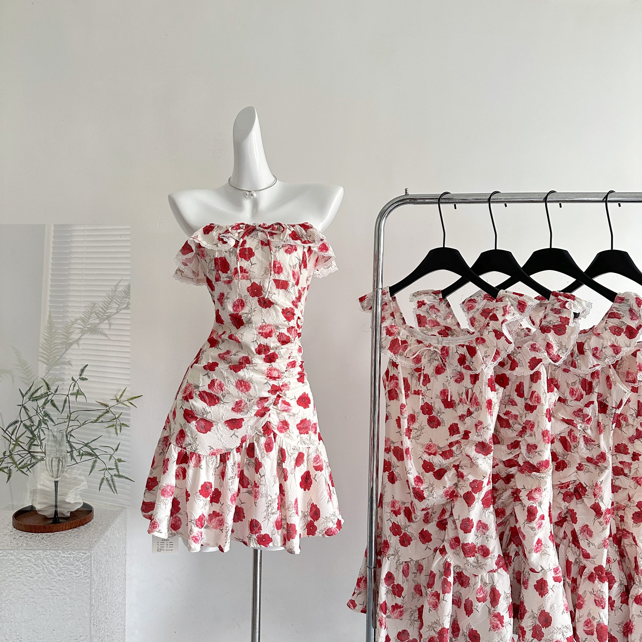 Retro Red Floral Print Dress with Puff Sleeves for Summer 2025