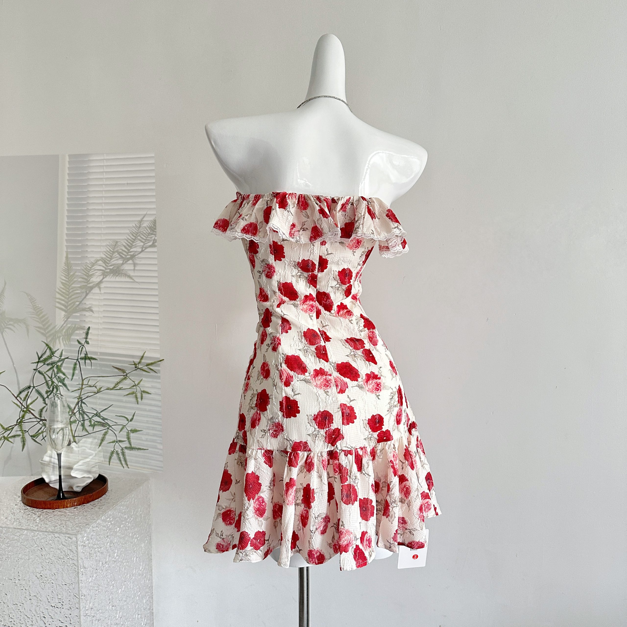 Retro Red Floral Print Dress with Puff Sleeves for Summer 2025 - Image 4