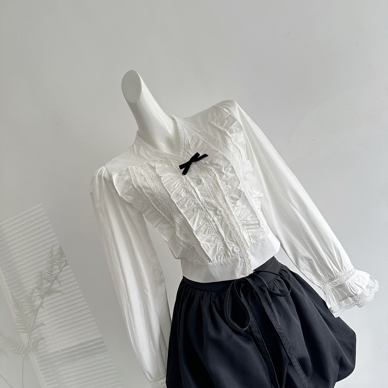 Chi San San 26/SS Chanson Doll Style White Ruffle Collar Shirt with Black Bloomer Shorts - Image 3