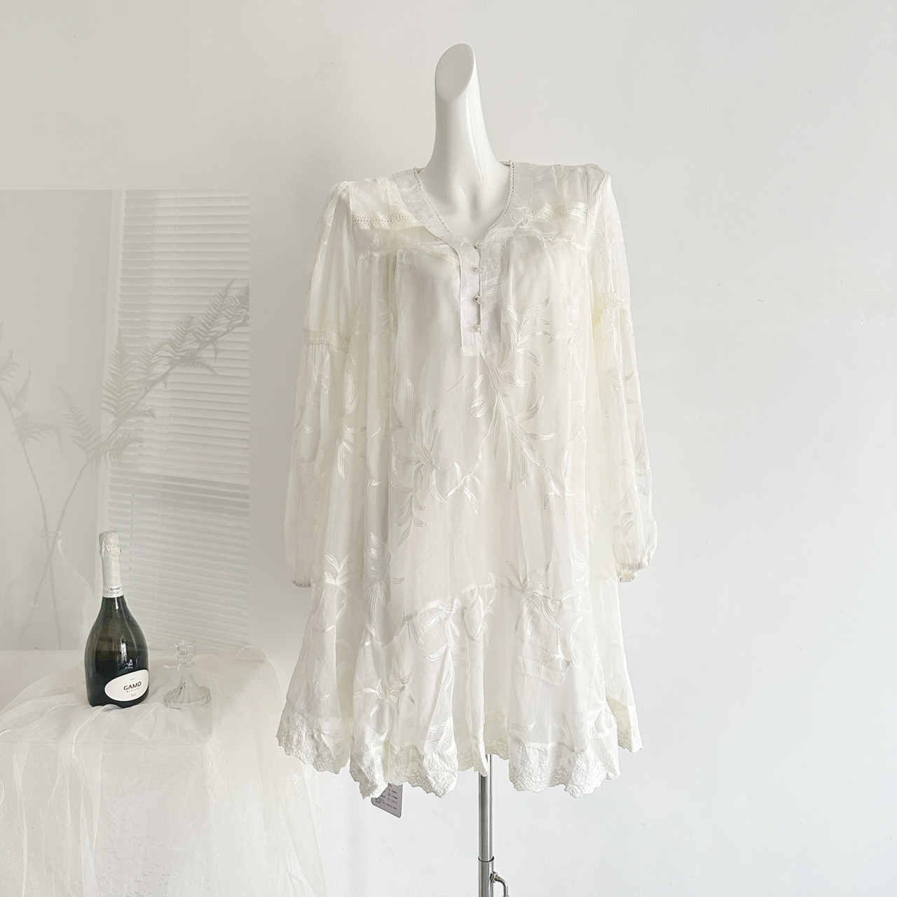 Elegant French Texture Embroidered Dress for Women Early Autumn Mardid V-Neck White Short Dress - Image 2